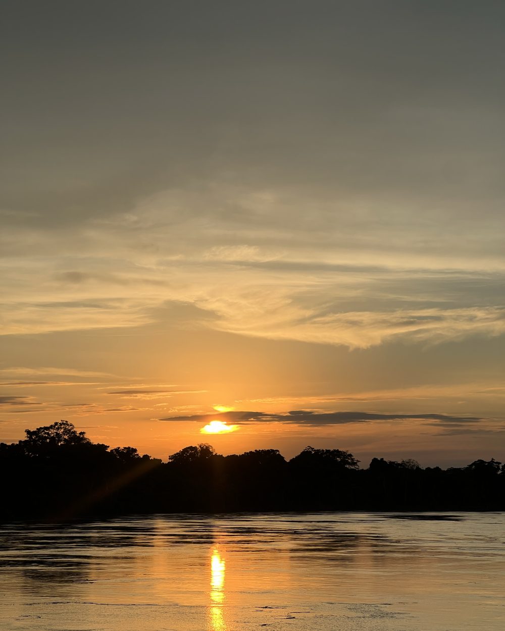 Coucher de soleil doré sur le fleuve Beni en Amazonie bolivienne