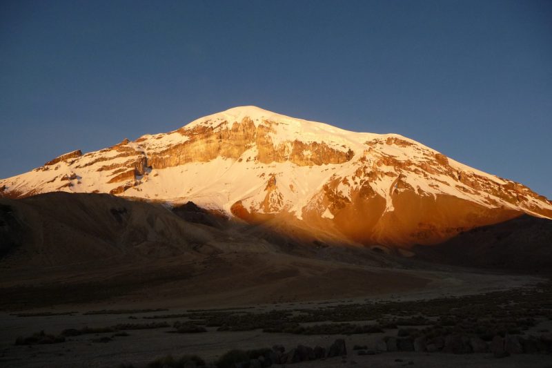 Le Nevado Sajama au coucher du soleil, plus haut sommet de Bolivie, depuis Tomarapi dans le parc national Sajama