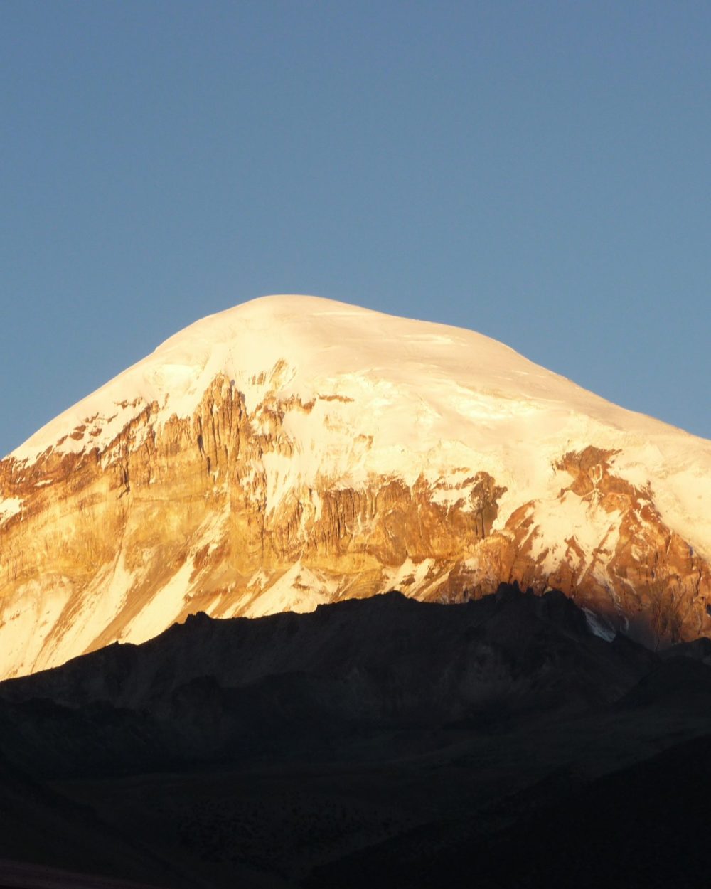 Reflets dorés du crépuscule sur les neiges du Nevado Sajama, Bolivie