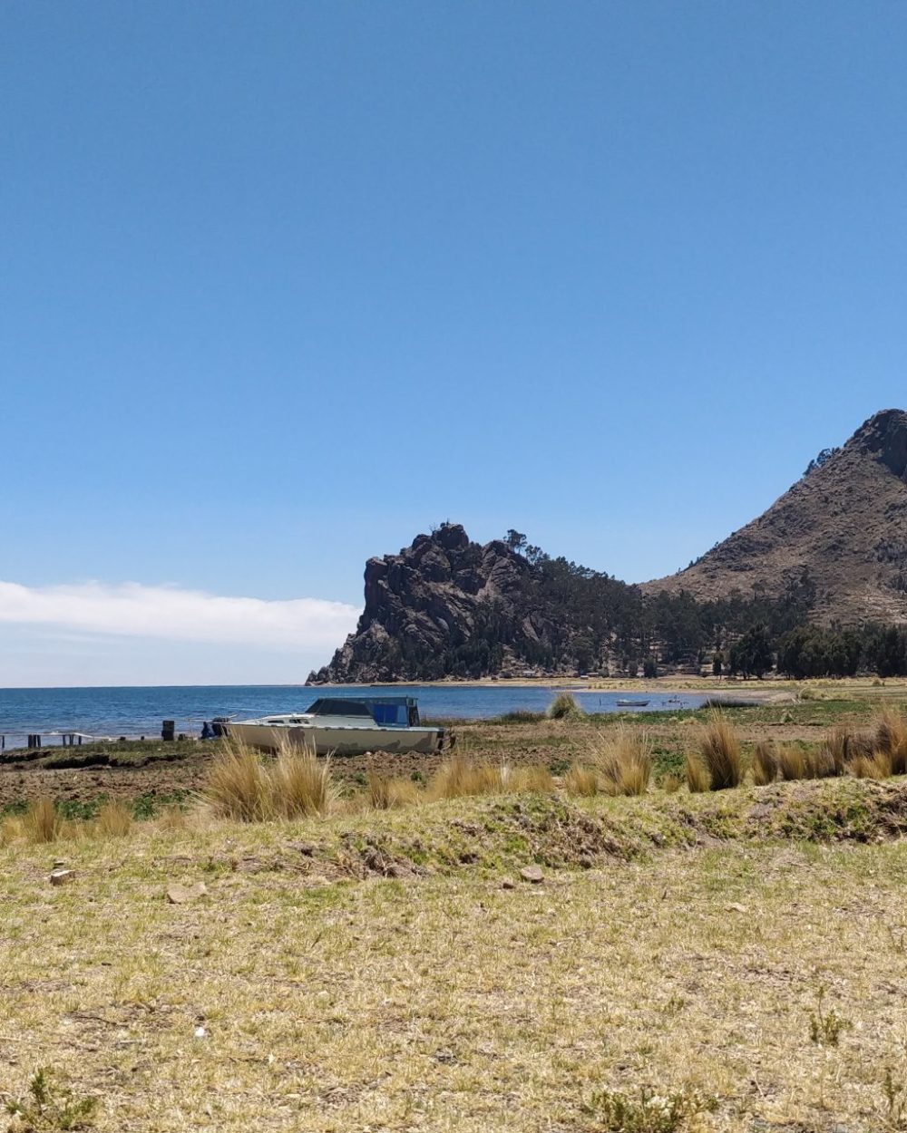 Plage de Santiago de Okola sur les rives du lac Titicaca, colline du Dragon Endormi en arrière-plan
