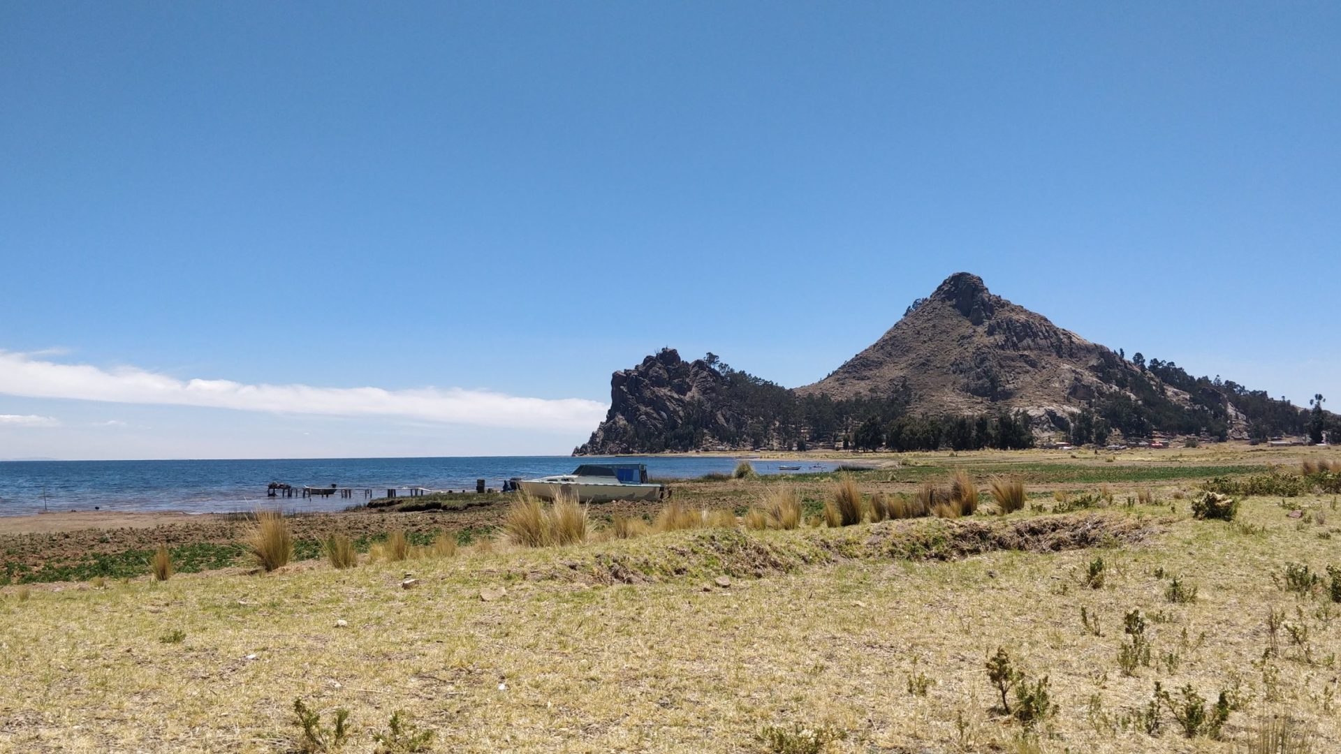 Plage de Santiago de Okola sur les rives du lac Titicaca, colline du Dragon Endormi en arrière-plan