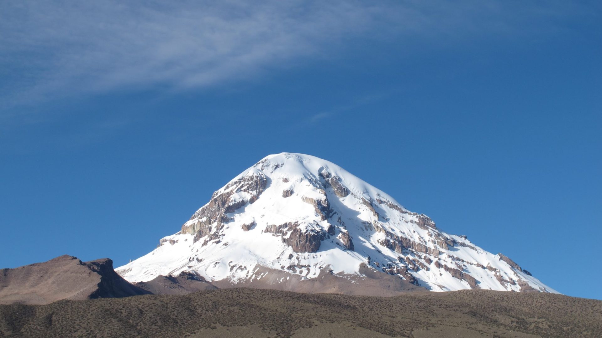 Le cône enneigé du Nevado Sajama sous un ciel bleu, parc national Sajama, Bolivie