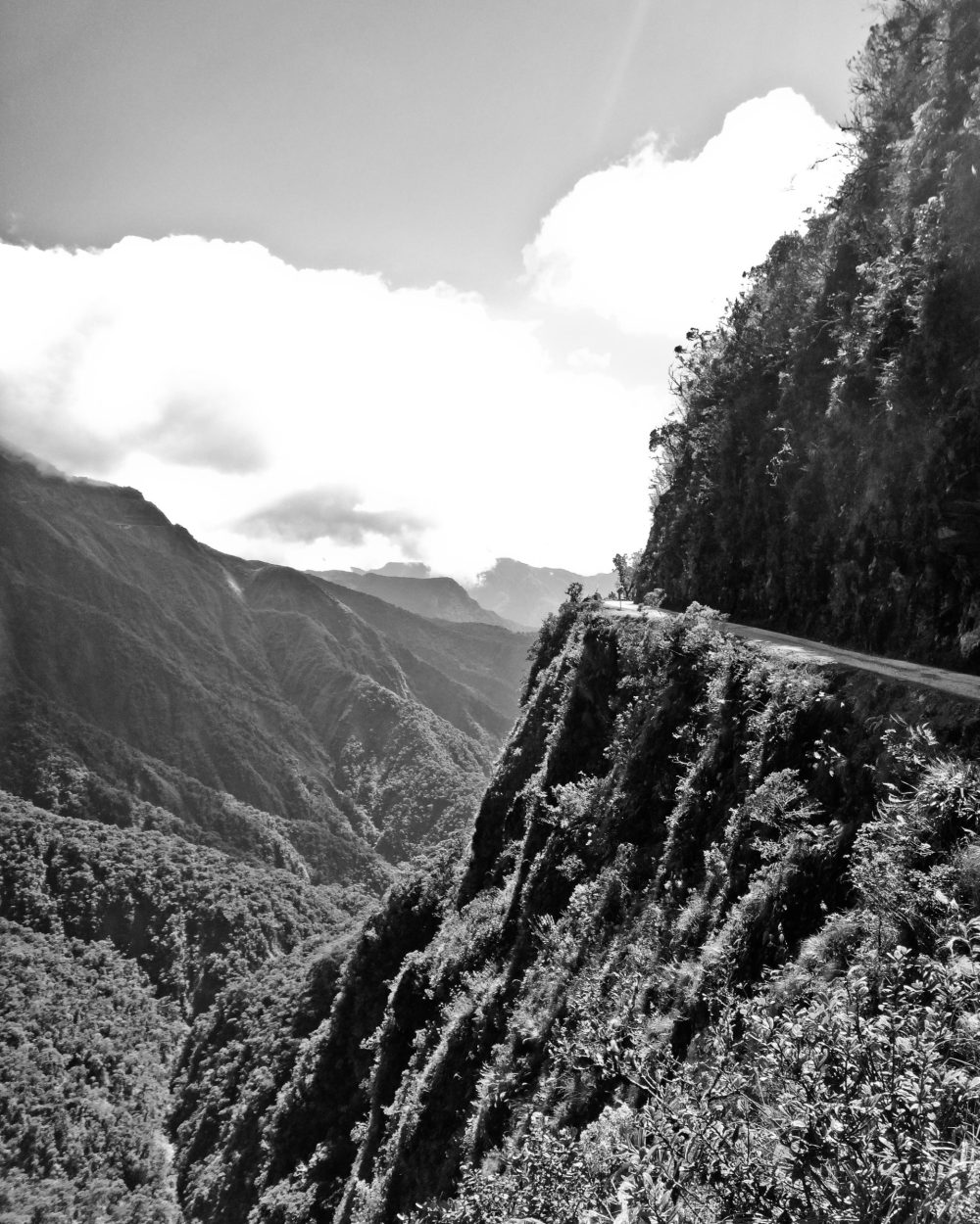La North Yungas Road, la Route de la Mort, accrochée à une falaise vertigineuse au-dessus de la vallée, Bolivie