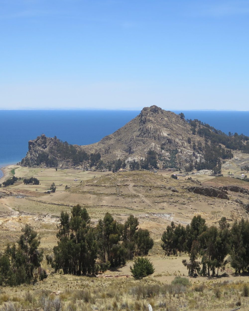 Panorama de la communauté de Santiago de Okola et du Dragon Endormi face au lac Titicaca